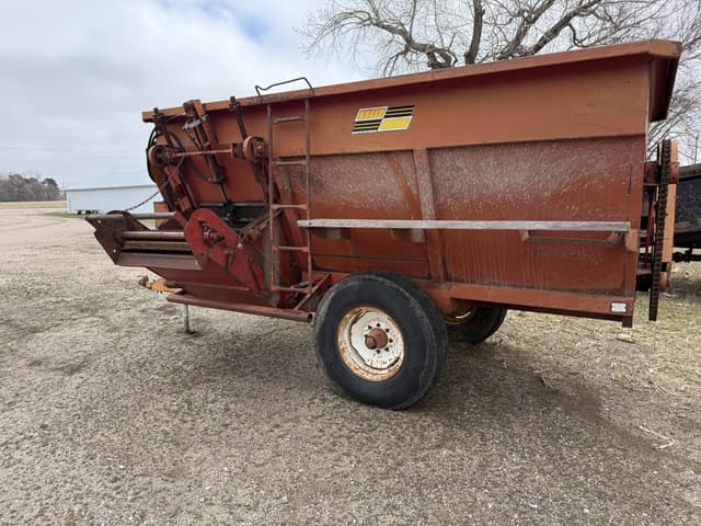 Image of Kelly Ryan Feed-R-Wagon equipment image 3