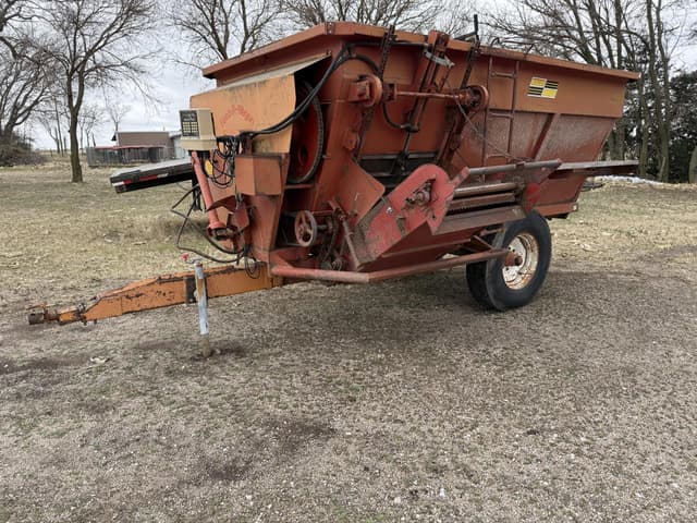 Image of Kelly Ryan Feed-R-Wagon equipment image 2