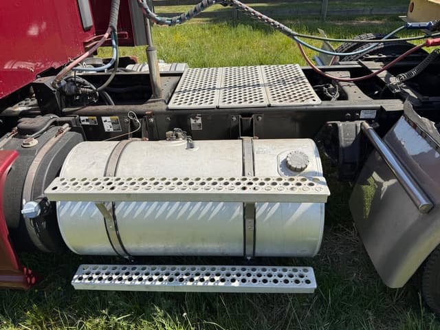 Image of Kenworth T680 equipment image 3