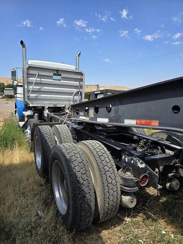 Image of Kenworth W900 equipment image 3