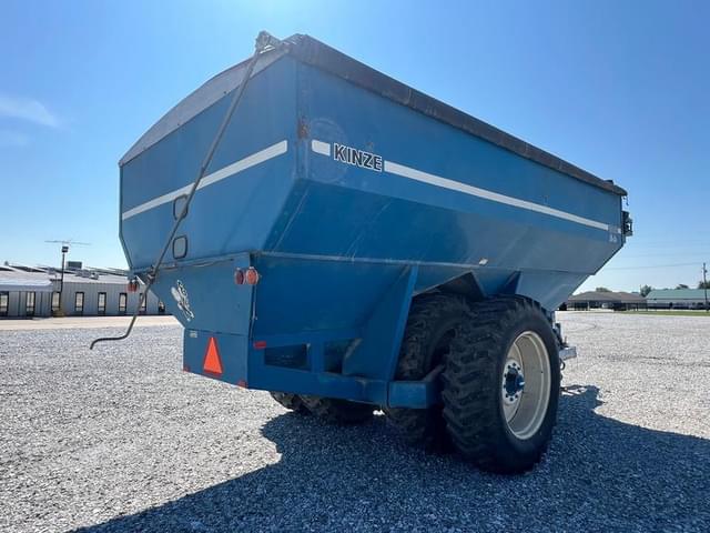 Image of Kinze 1040 equipment image 4
