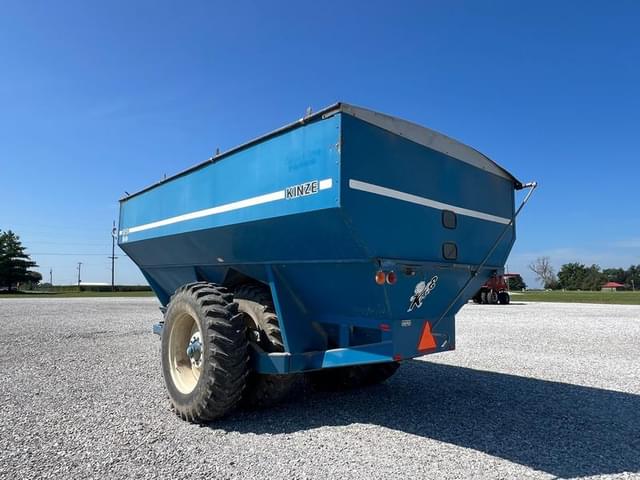 Image of Kinze 1040 equipment image 3