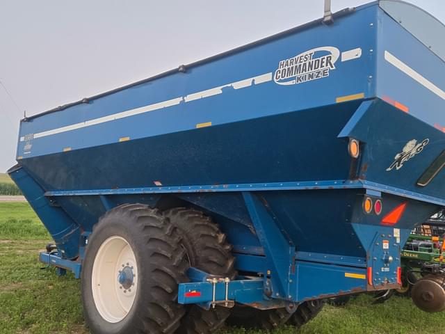 Image of Kinze 1050 equipment image 2