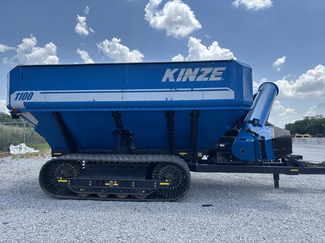 Image of Kinze 1100 equipment image 1