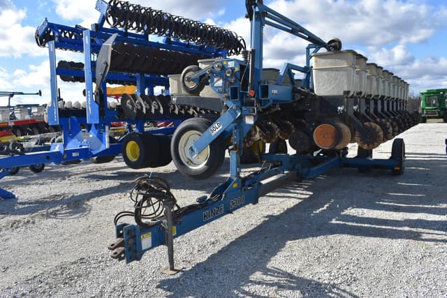 Image of Kinze 2300 equipment image 2