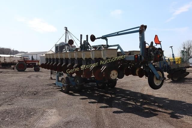 Image of Kinze 2600 equipment image 2