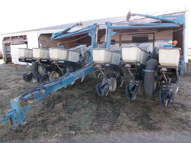 Image of Kinze 1220 equipment image 2