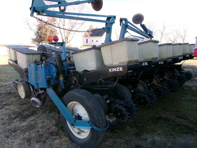 Image of Kinze 1220 equipment image 4