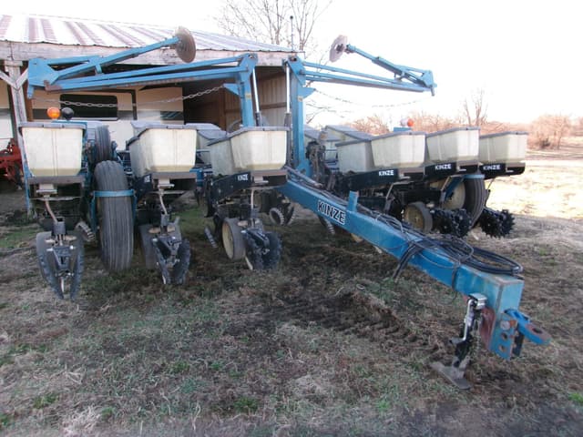 Image of Kinze 1220 equipment image 1
