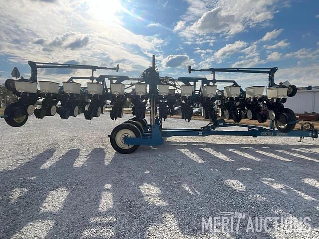 Image of Kinze 2600 equipment image 4