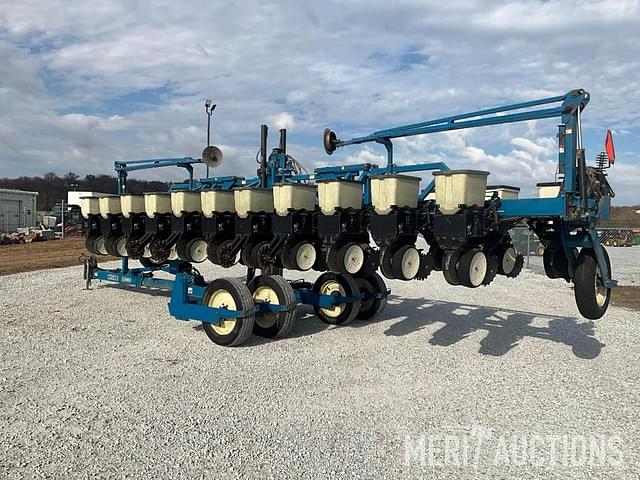 Image of Kinze 2600 equipment image 2