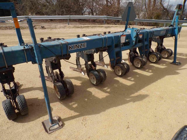 Image of Kinze 1500 equipment image 2