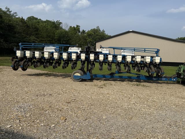 Image of Kinze 3600V equipment image 3