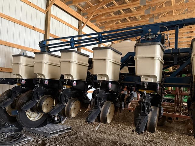 Image of Kinze 3600V equipment image 3