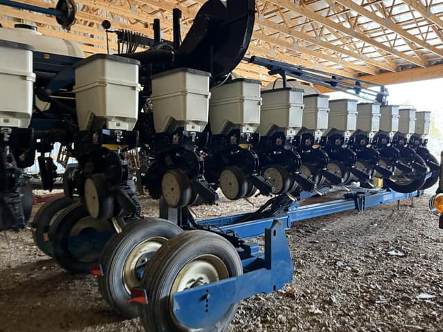 Image of Kinze 3600V equipment image 2