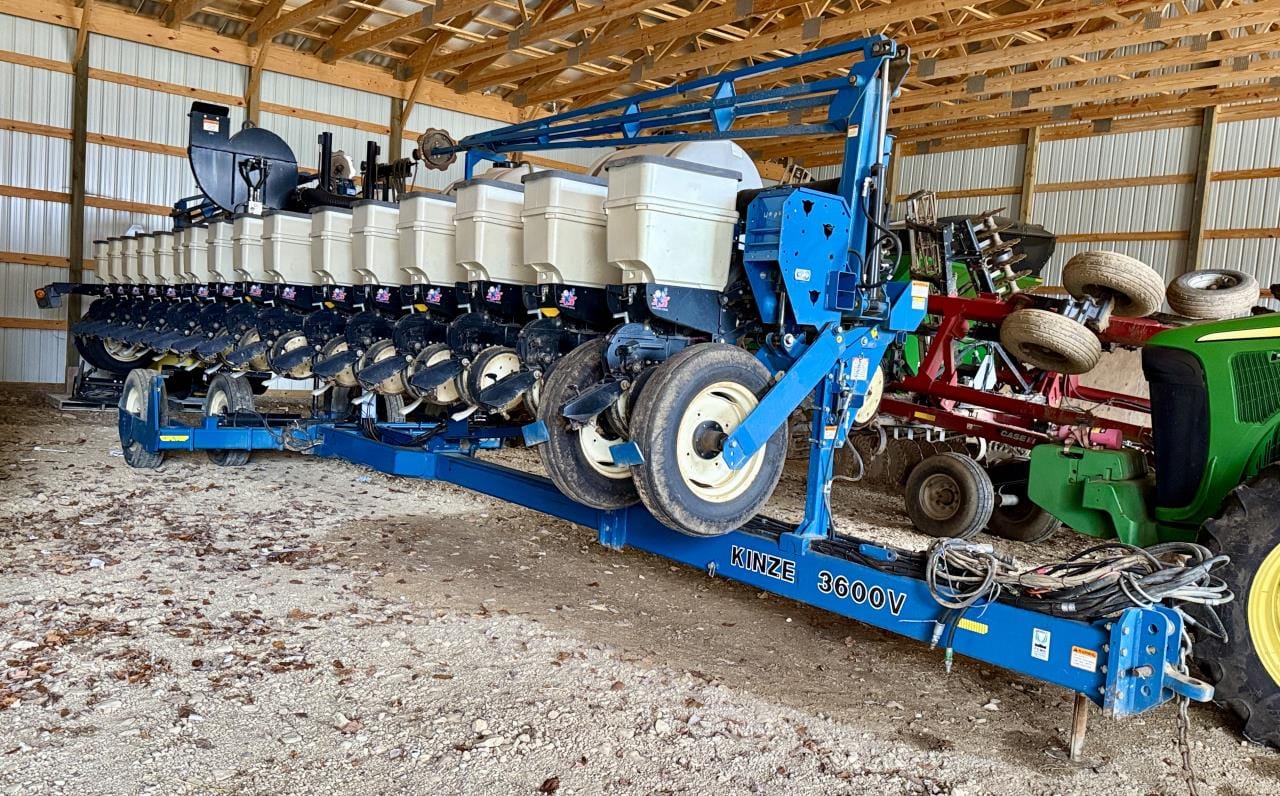 Kinze 3600V Equipment Image0