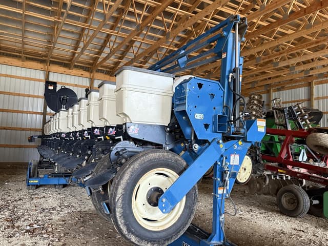 Image of Kinze 3600V equipment image 1