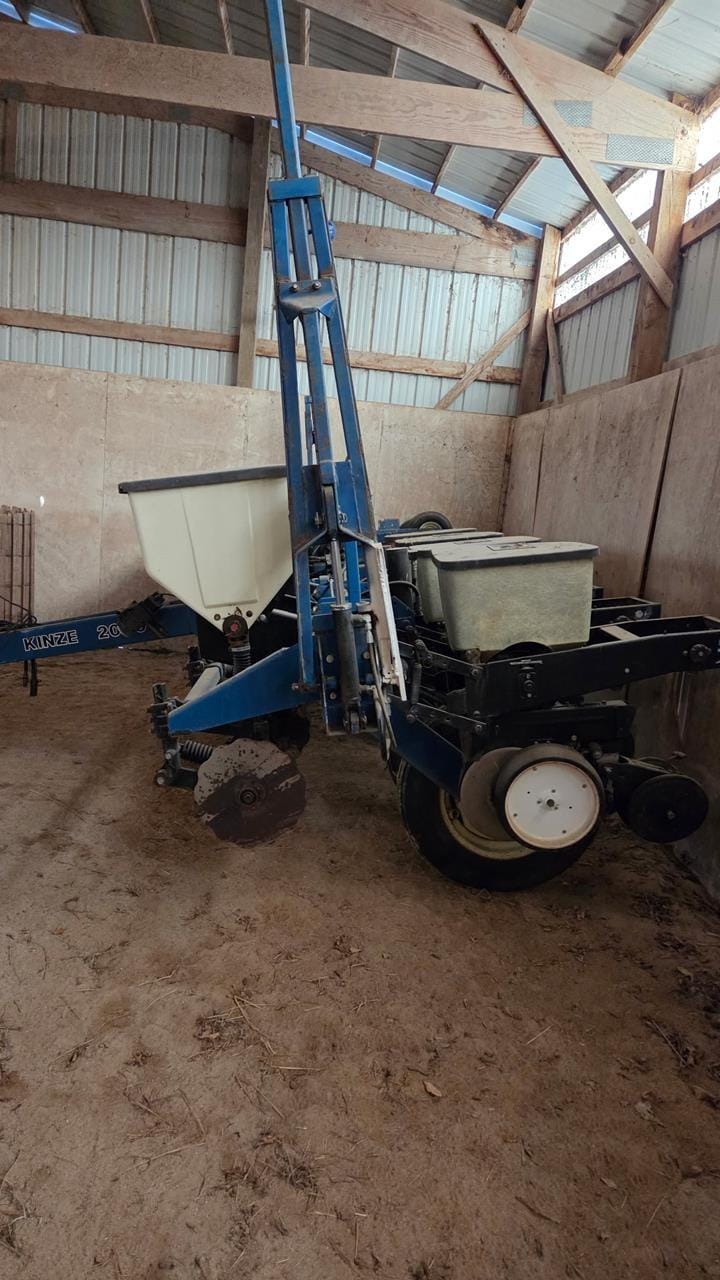 2000 Kinze 2000 Equipment Image0