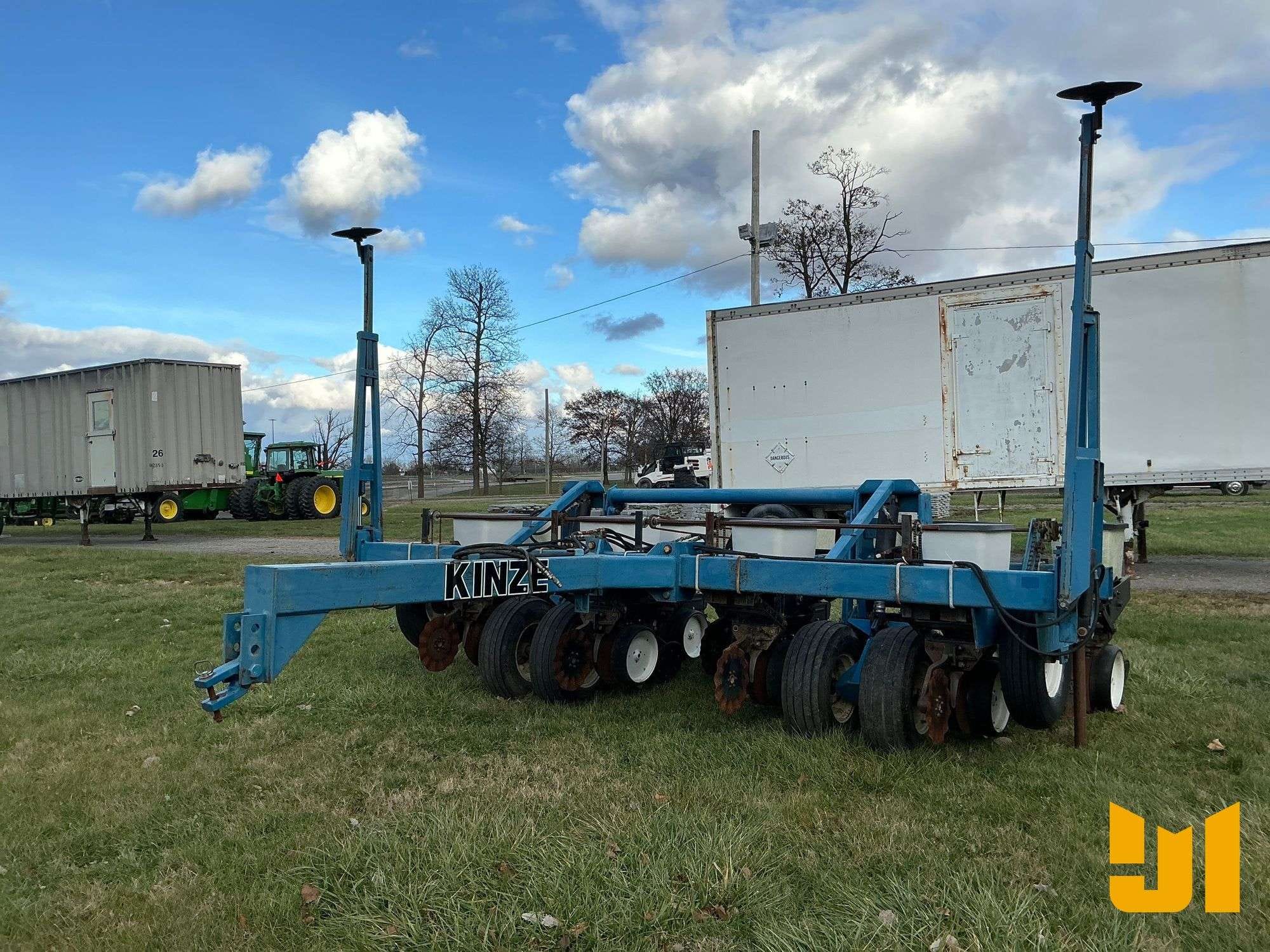 Kinze 2000 Equipment Image0