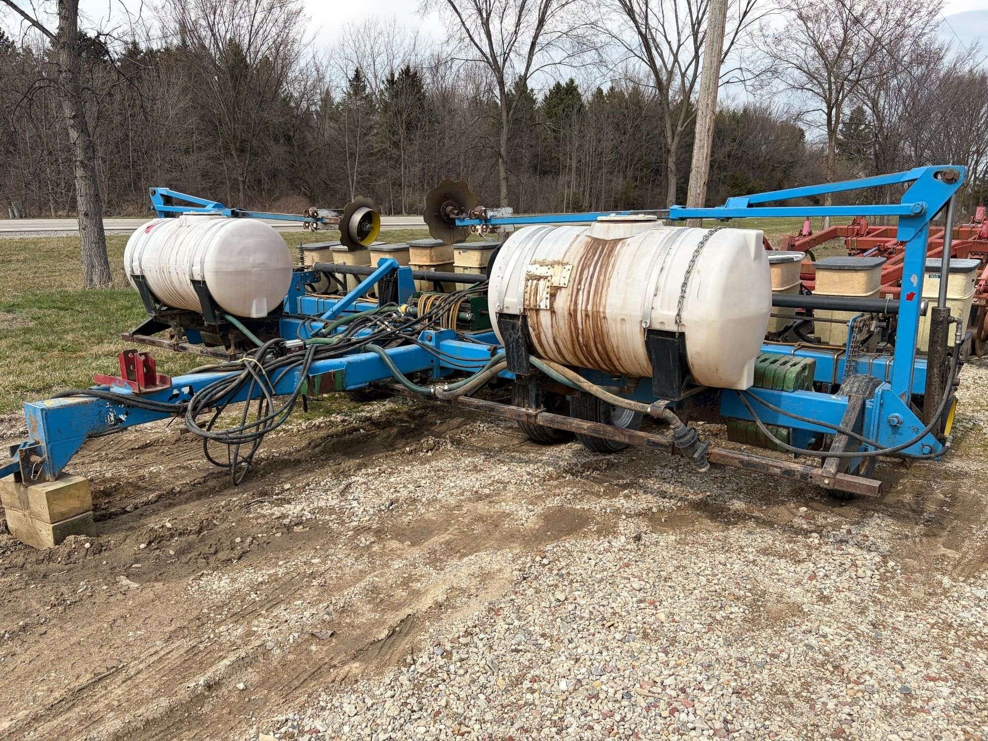 Kinze 2000 Equipment Image0