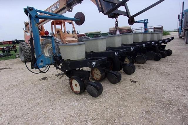 Image of Kinze 2100 equipment image 2