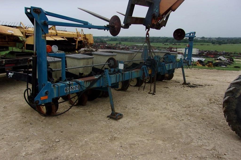 Image of Kinze 2100 Image 0