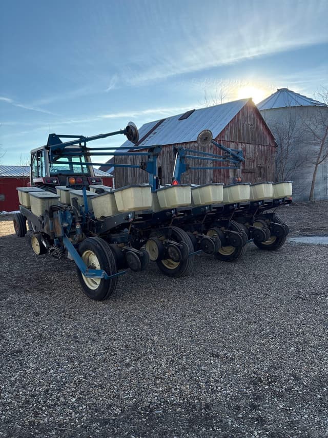 Image of Kinze 2200 equipment image 2