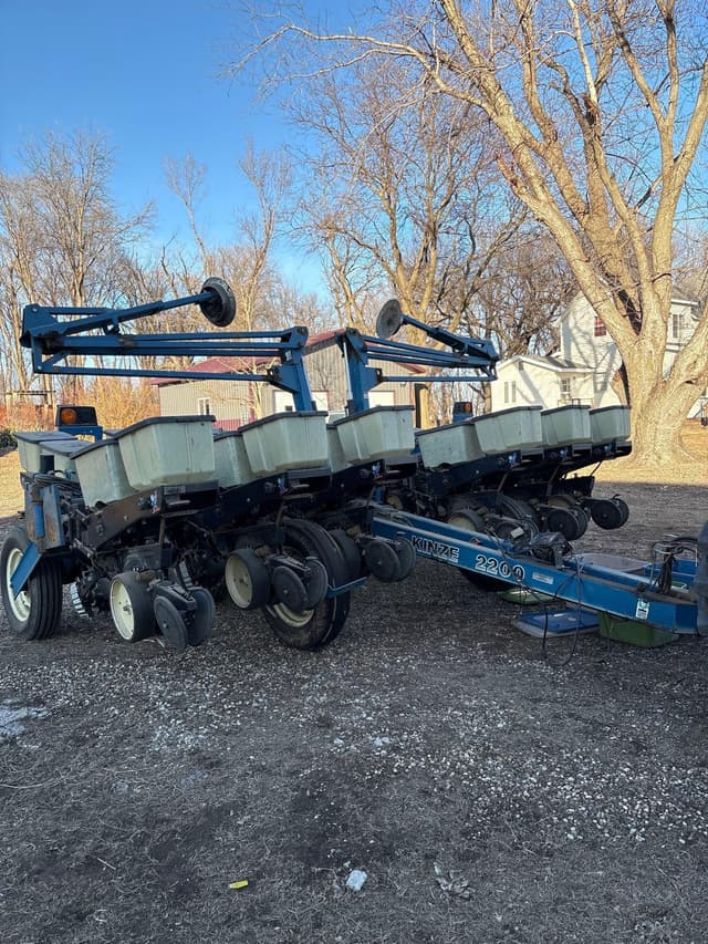 Image of Kinze 2200 equipment image 3