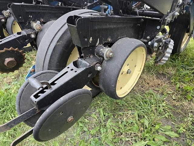 Image of Kinze 2200 equipment image 3