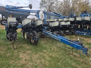 1997 Kinze 2200 Image