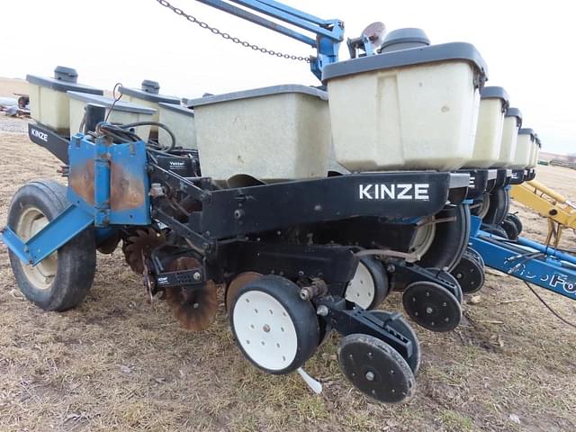 Image of Kinze 2200 equipment image 1