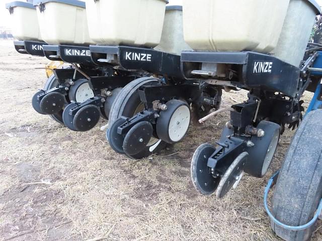 Image of Kinze 2200 equipment image 4