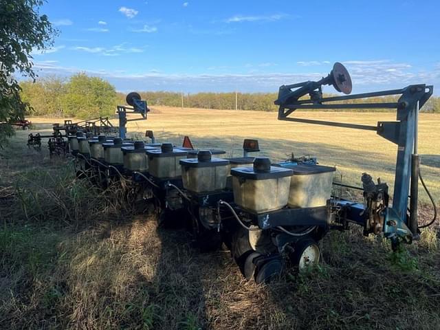 Image of Kinze 2200 equipment image 2