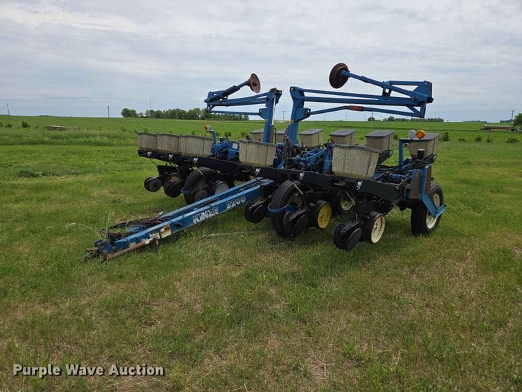 Kinze 2200 Equipment Image0