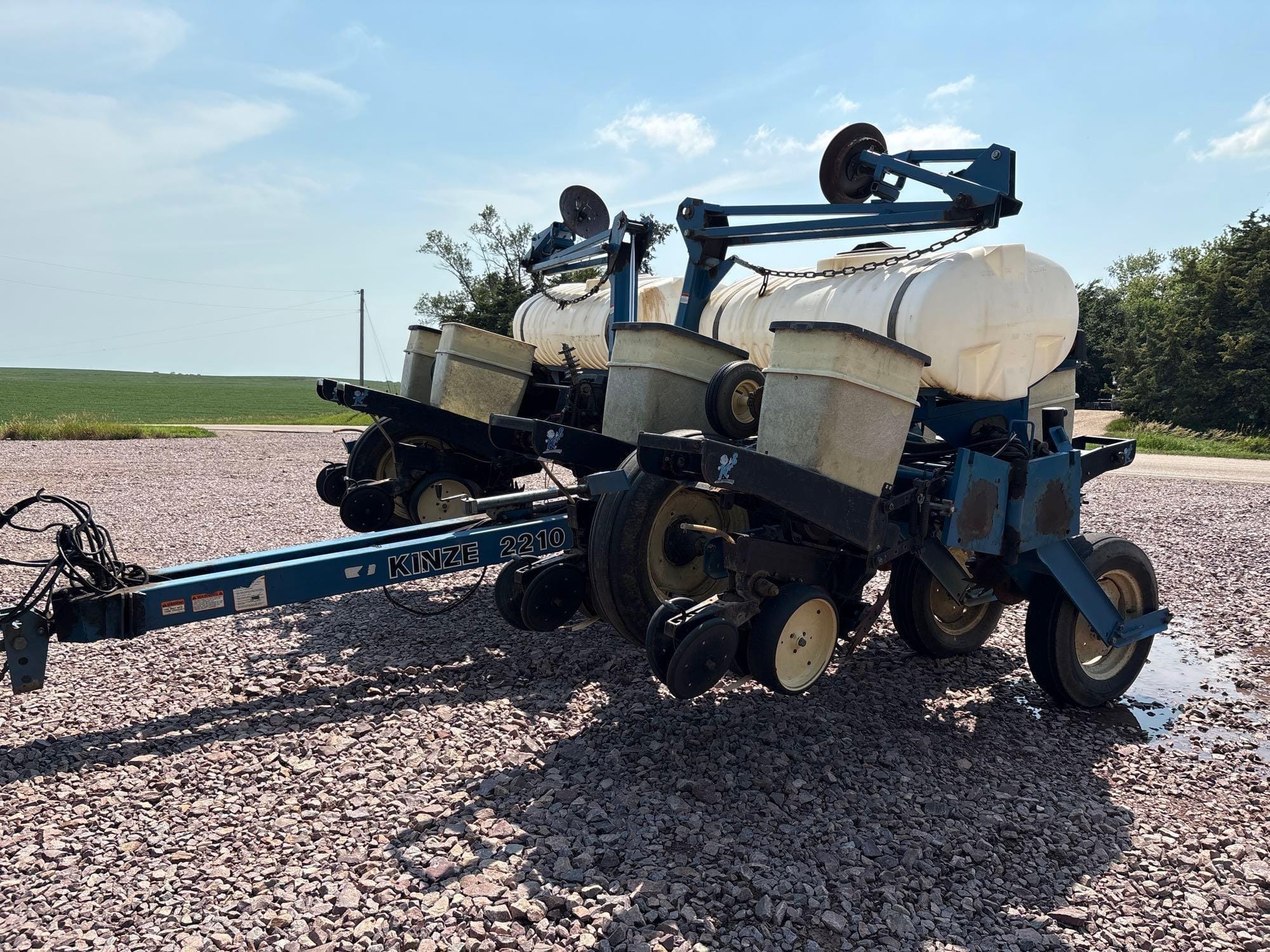 Kinze 2210 Equipment Image0