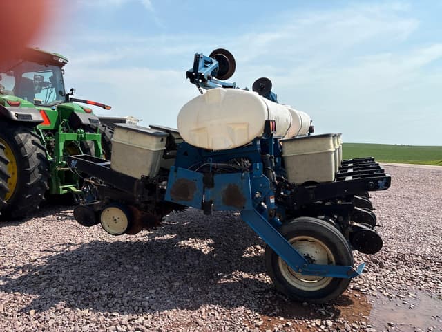 Image of Kinze 2210 equipment image 3
