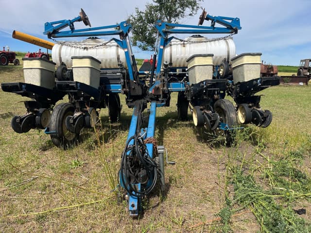 Image of Kinze 2210 equipment image 3