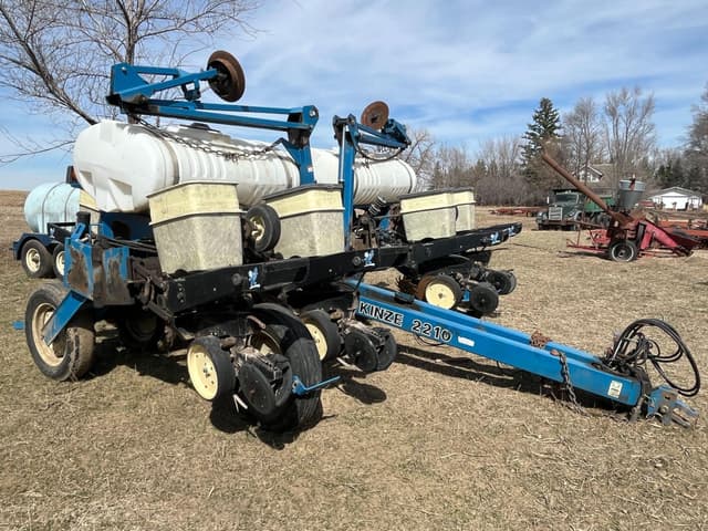 Image of Kinze 2210 equipment image 1