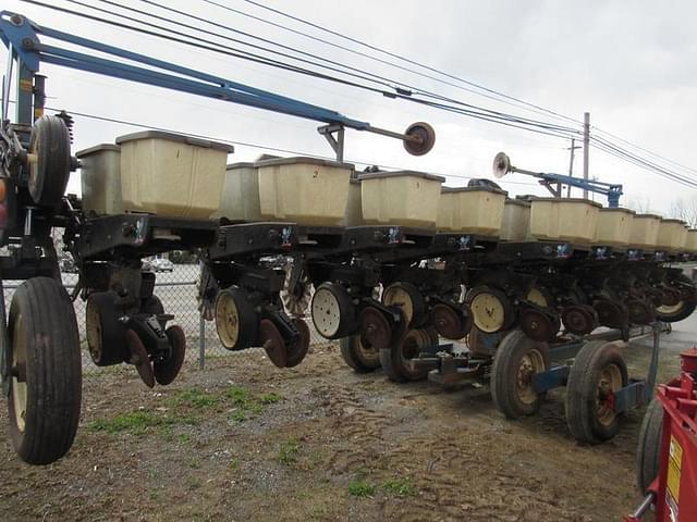 Image of Kinze 2300 equipment image 2