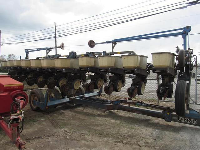 Image of Kinze 2300 equipment image 3