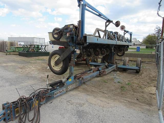 Image of Kinze 2300 equipment image 4