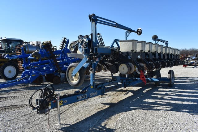 Image of Kinze 2300 equipment image 3