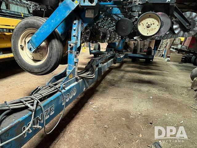 Image of Kinze 2300 equipment image 4