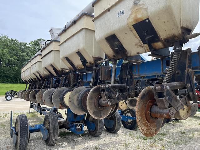 Image of Kinze 2300 equipment image 4