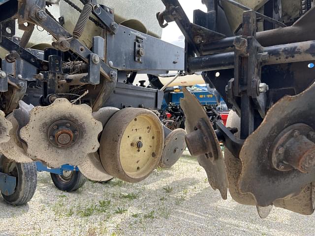 Image of Kinze 2300 equipment image 3