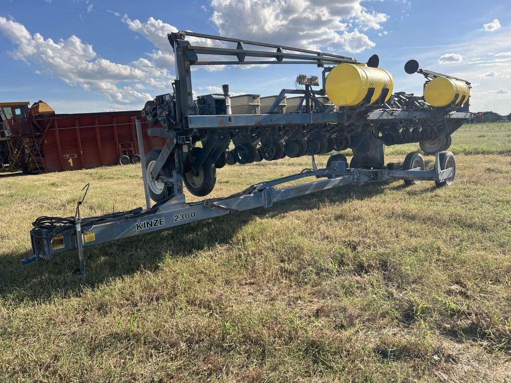 Kinze 2300 Equipment Image0