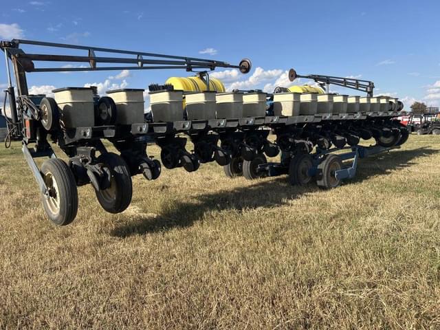 Image of Kinze 2300 equipment image 3