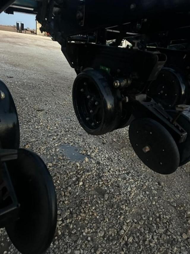 Image of Kinze 2300 equipment image 4