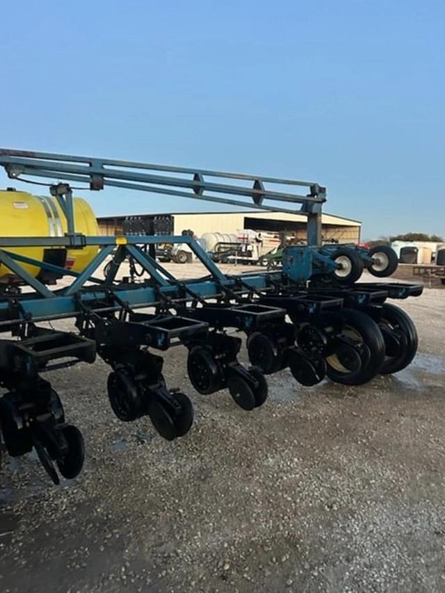 Image of Kinze 2300 equipment image 2