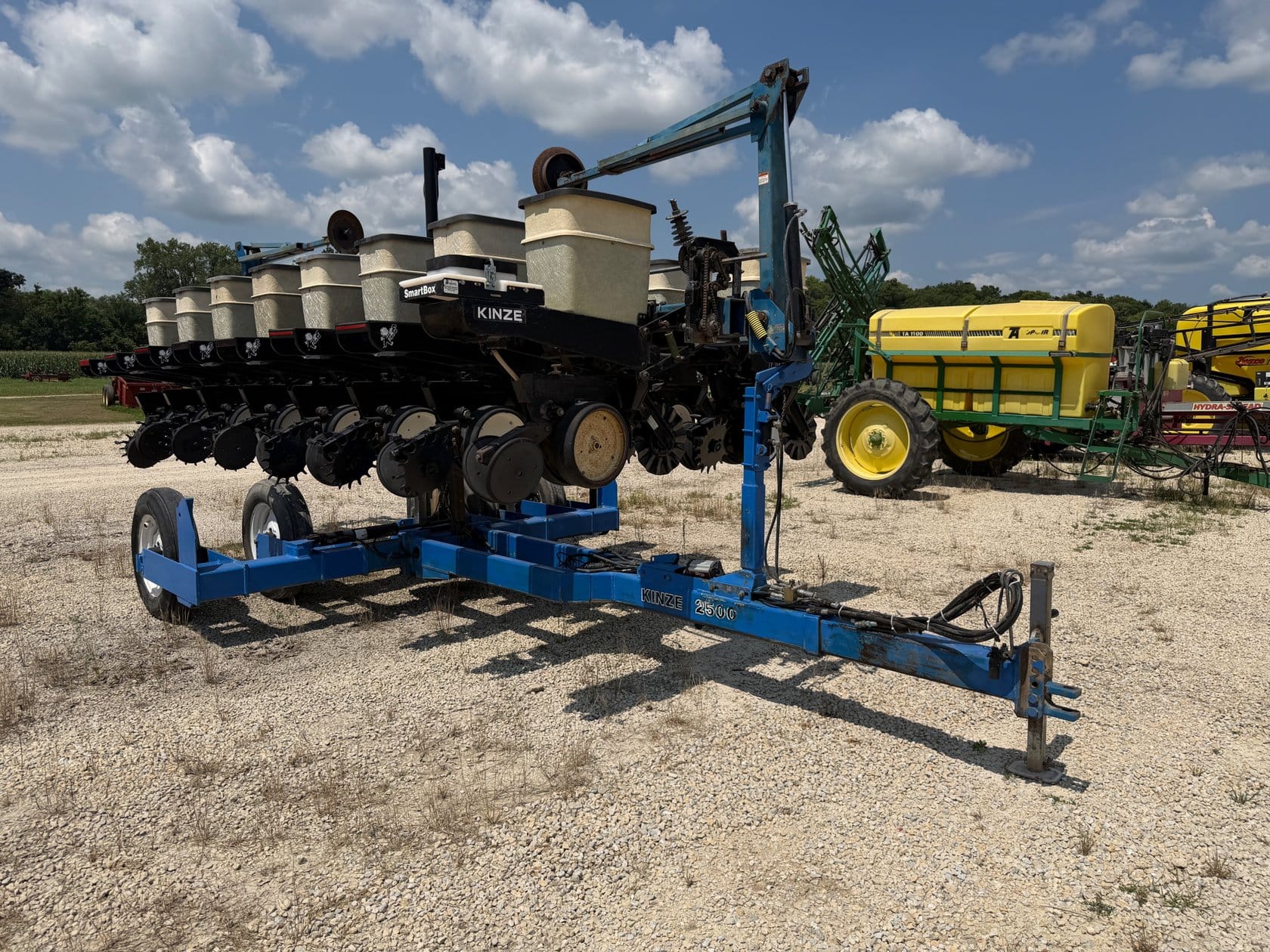 Kinze 2500 Equipment Image0